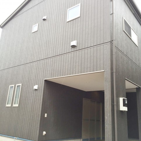 箱庭のあるシンプルモダンな家