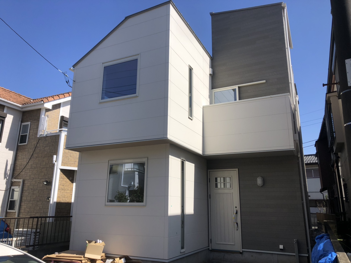 明るいリビングに集まるお家